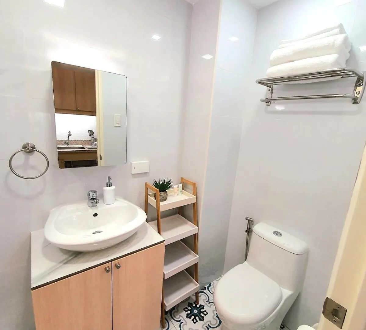 Lovely, Cozy One Bedroom with Wi-fi Pool in Pasig Manila Philippines